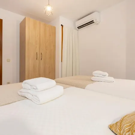 Villa 21 Sleeps Private Pool & Bbq Near Barcelona Rocafort (Catalonia)